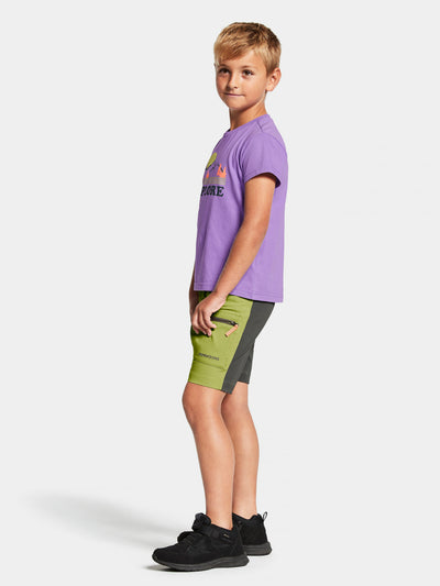 Didriksonsin lasten ja nuorten Mynta logo t-paita liilassa sävyssä lapsen päällä sivuttain kuvattuna
