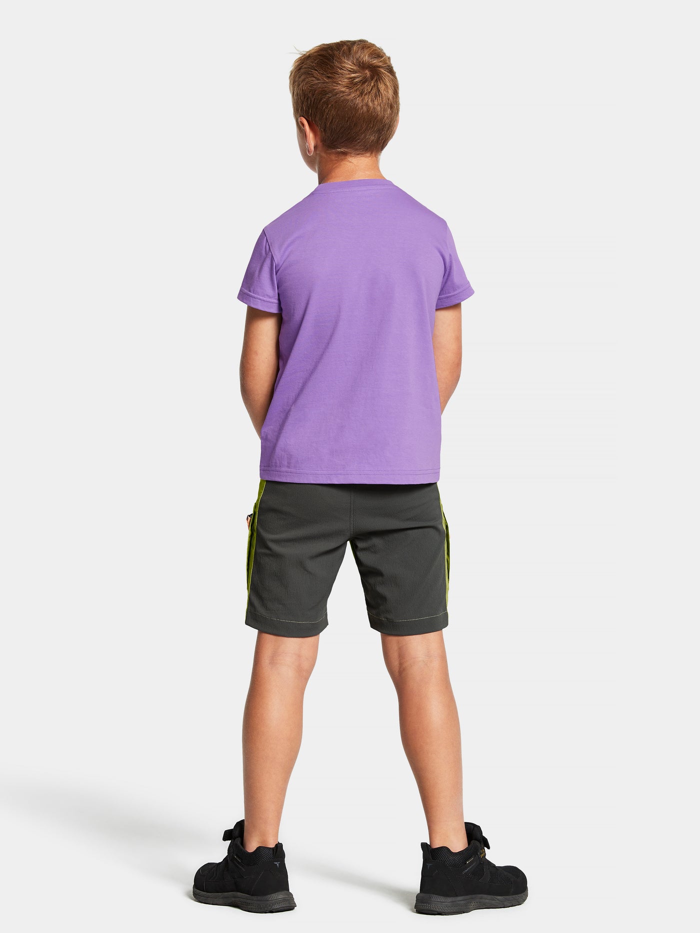 Didriksonsin lasten ja nuorten Mynta logo t-paita liilassa sävyssä lapsen päällä takaa kuvattuna