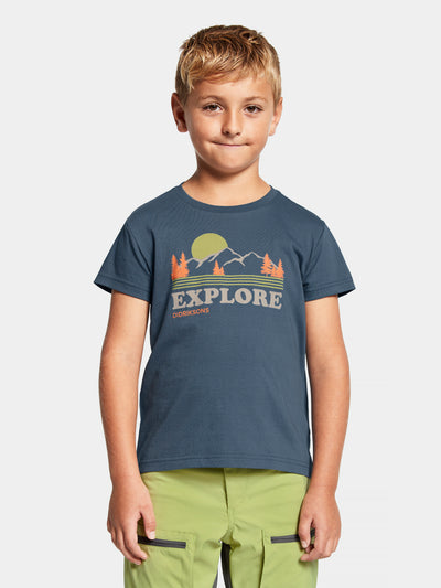 Didriksonsin lasten ja nuorten Mynta logo t-paita sinisen sävyssä lapsen päällä edestä kuvattuna 