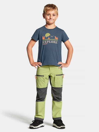 Didriksonsin lasten ja nuorten Mynta logo t-paita sinisen sävyssä lapsen päällä edestä kuvattuna hieman kauempaa