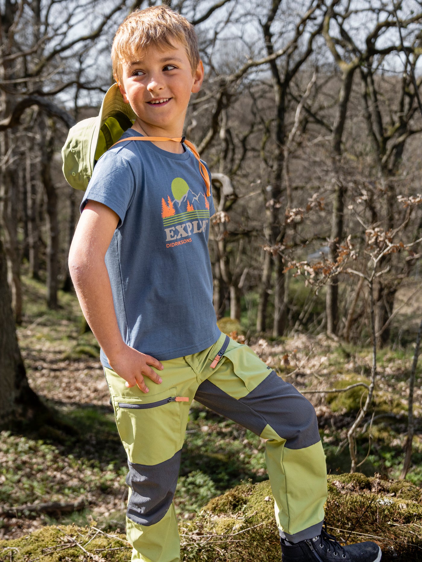 Didriksonsin lasten ja nuorten Mynta logo t-paita sinisen sävyssä lapsen päällä ulkona metsässä