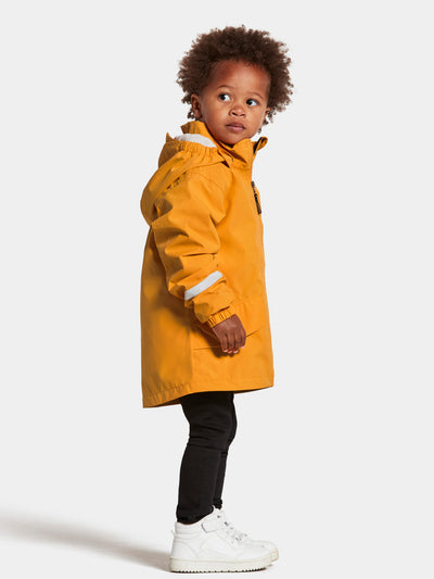 Lapsen päällä Didriksonsin Norma keltainen lasten takki sivusta kuvattuna