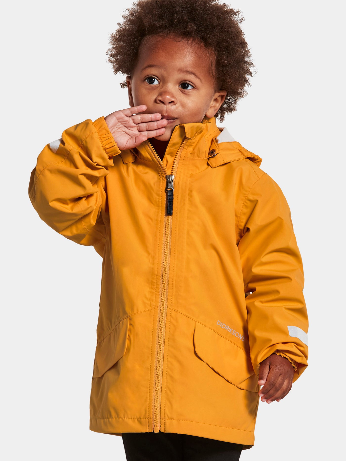 Lapsen päällä Didriksonsin Norma keltainen lasten takki kuvattuna läheltä