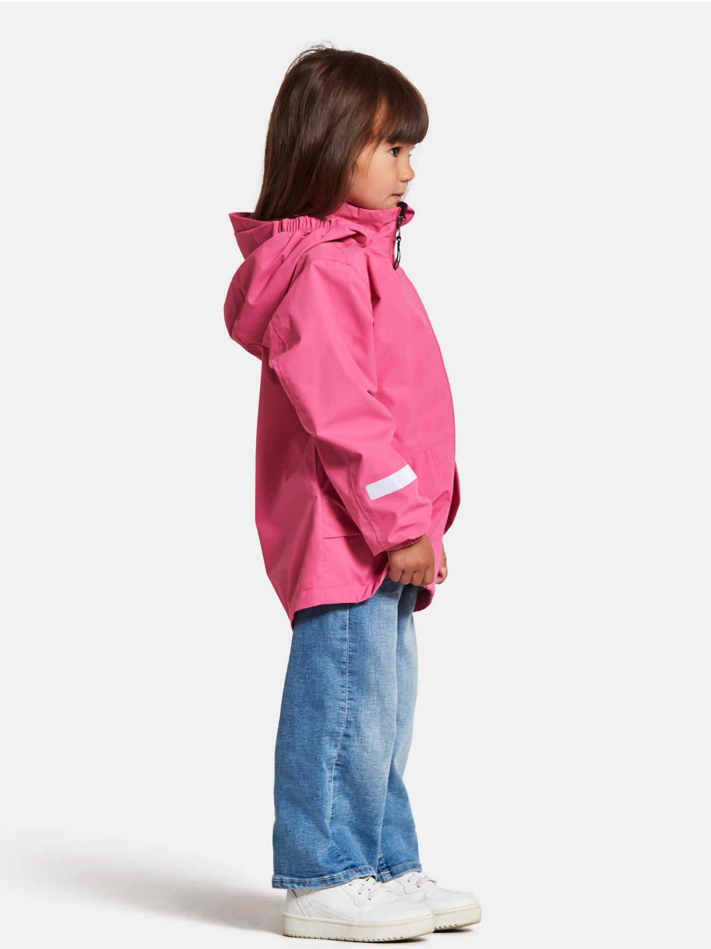Tytön päällä Didriksonsin Norma lasten pinkki takki kuvattuna sivusta