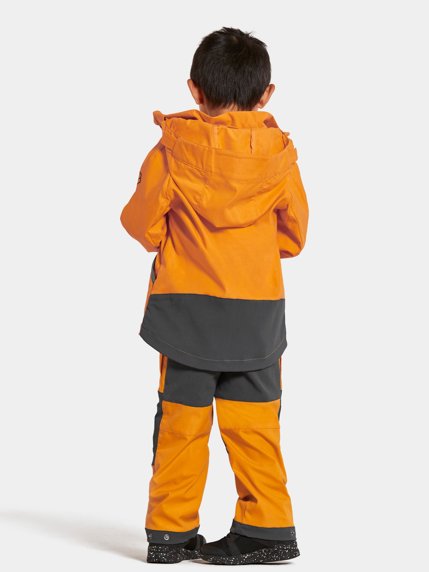 Pojan päällä Didriksonsin Stigen Lasten keltainen takki takaa kuvattuna