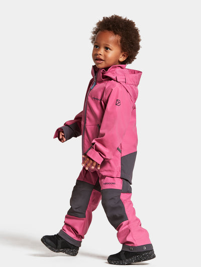 Didriksonsin Stigen Lasten pinkki takki tytön päällä sivusta kuvattuna