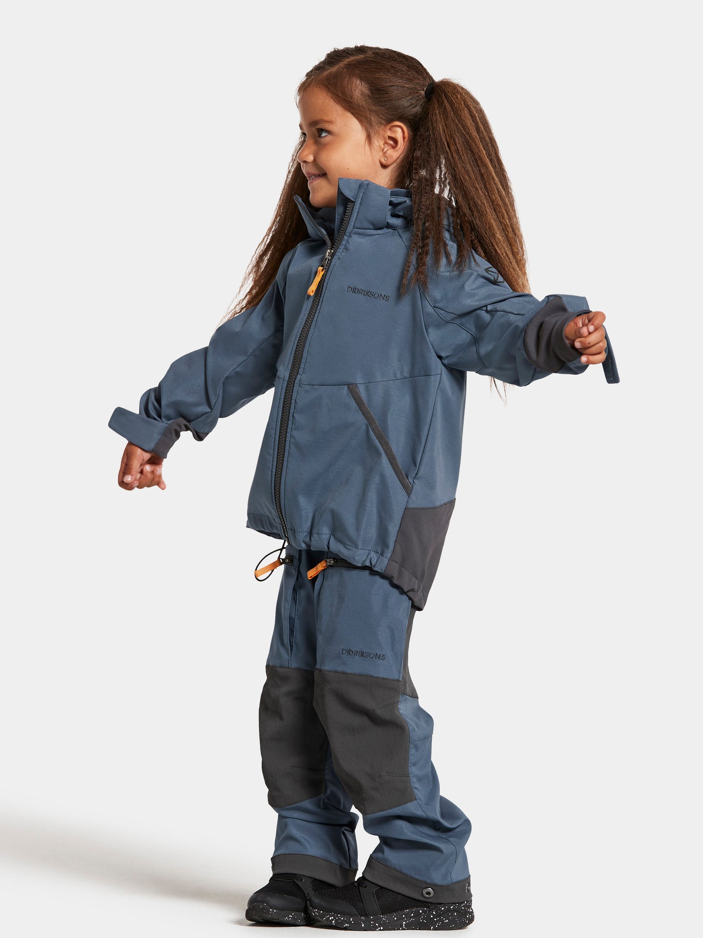Didriksonsin Stigen lasten sininen takki tytön päällä sivusta kuvattuna