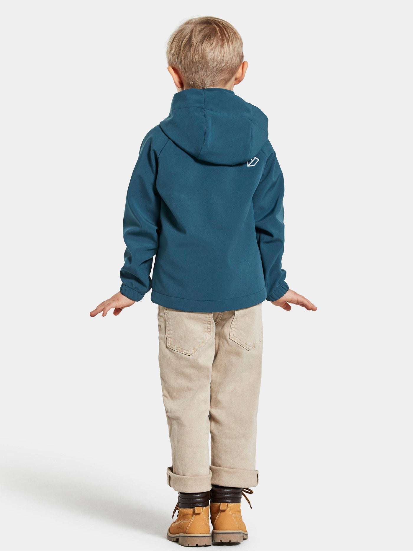 Didriksons Troel lasten softshell-takki pojan päällä takaa värissä Dive Blue