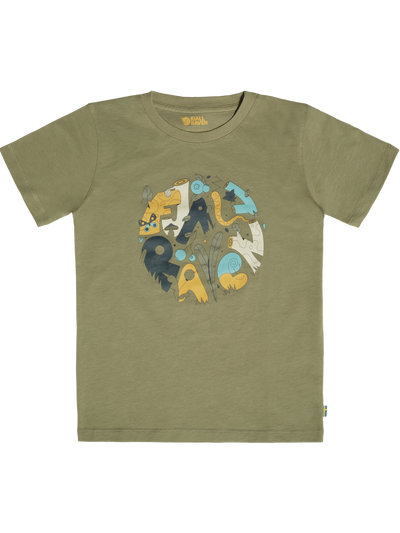 Fjällrävenin lasten ja nuorten printtikuvioinen Forest Findings t-paita värissä Light Olive edestä kuvattuna