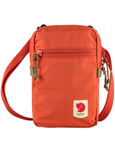 Fjällrävenin High Coast Pocket vettähylkivä laukku pitkällä hihnalla värissä Rowan Red edestä kuvattuna