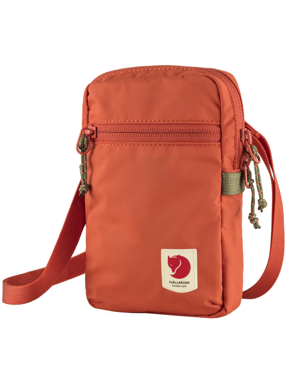 Fjällrävenin High Coast Pocket vettähylkivä laukku pitkällä hihnalla värissä Rowan Red hieman sivuttain kuvattuna