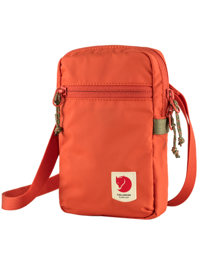 Fjällrävenin High Coast Pocket vettähylkivä laukku pitkällä hihnalla värissä Rowan Red hieman sivuttain kuvattuna