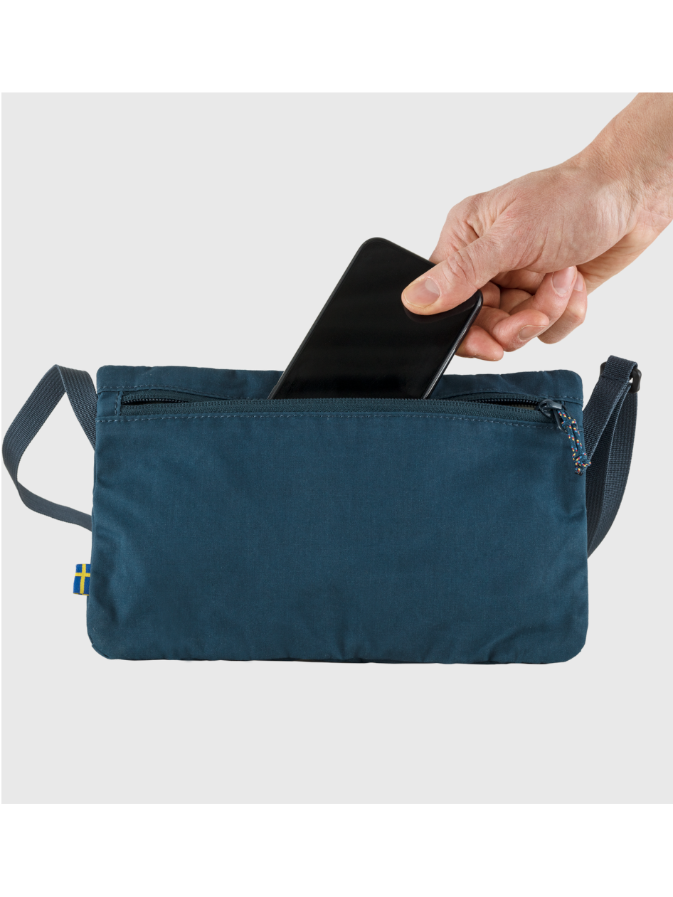Fjällrävenin Vardag Pocket G-1000 pieni laukku värissä Storm lähikuva vetoketjullisesta takataskusta