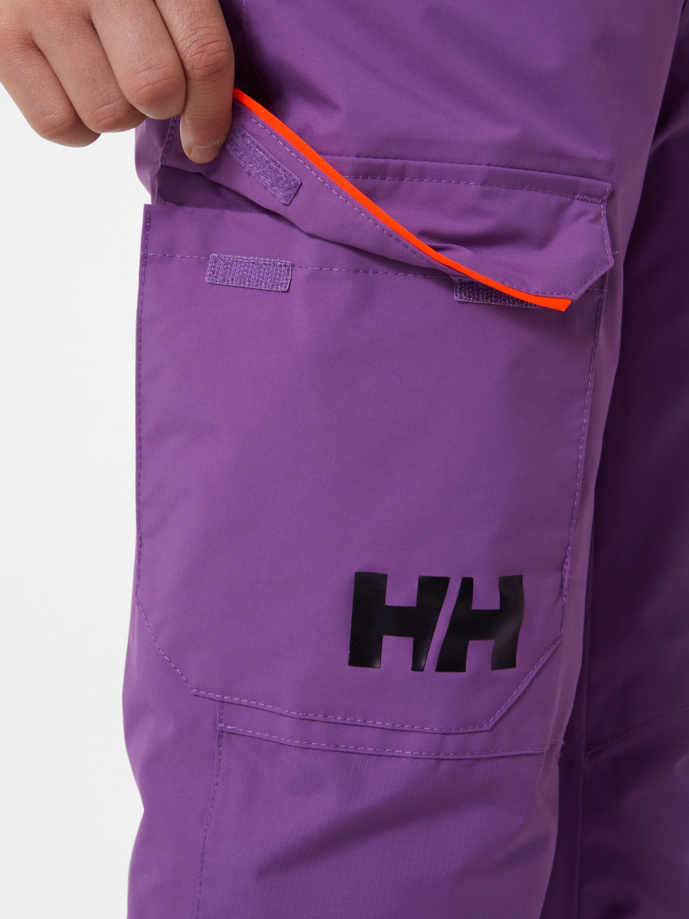 Helly Hansenin lasten ja nuorten korkeavyötäröiset BIB Pants -lasketteluhousut värissä Crushed Grape sivutasku kuvattuna