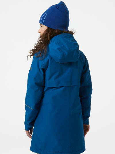 Helly Hansenin nuorten vuorellinen takki värissä Deep fjord tytön päällä takaa päin kuvattuna