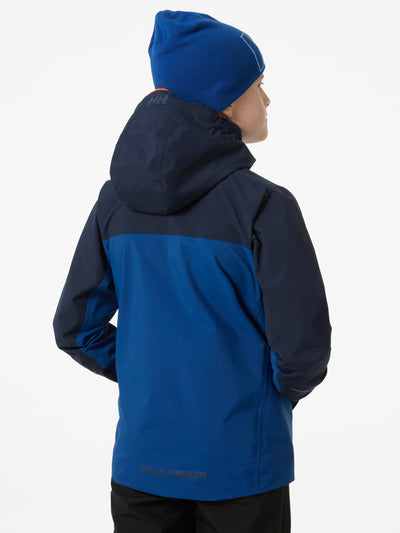 Helly Hansenin nuorten Sogndal takki värissä Deep Fjord pojan päällä takaa kuvattuna