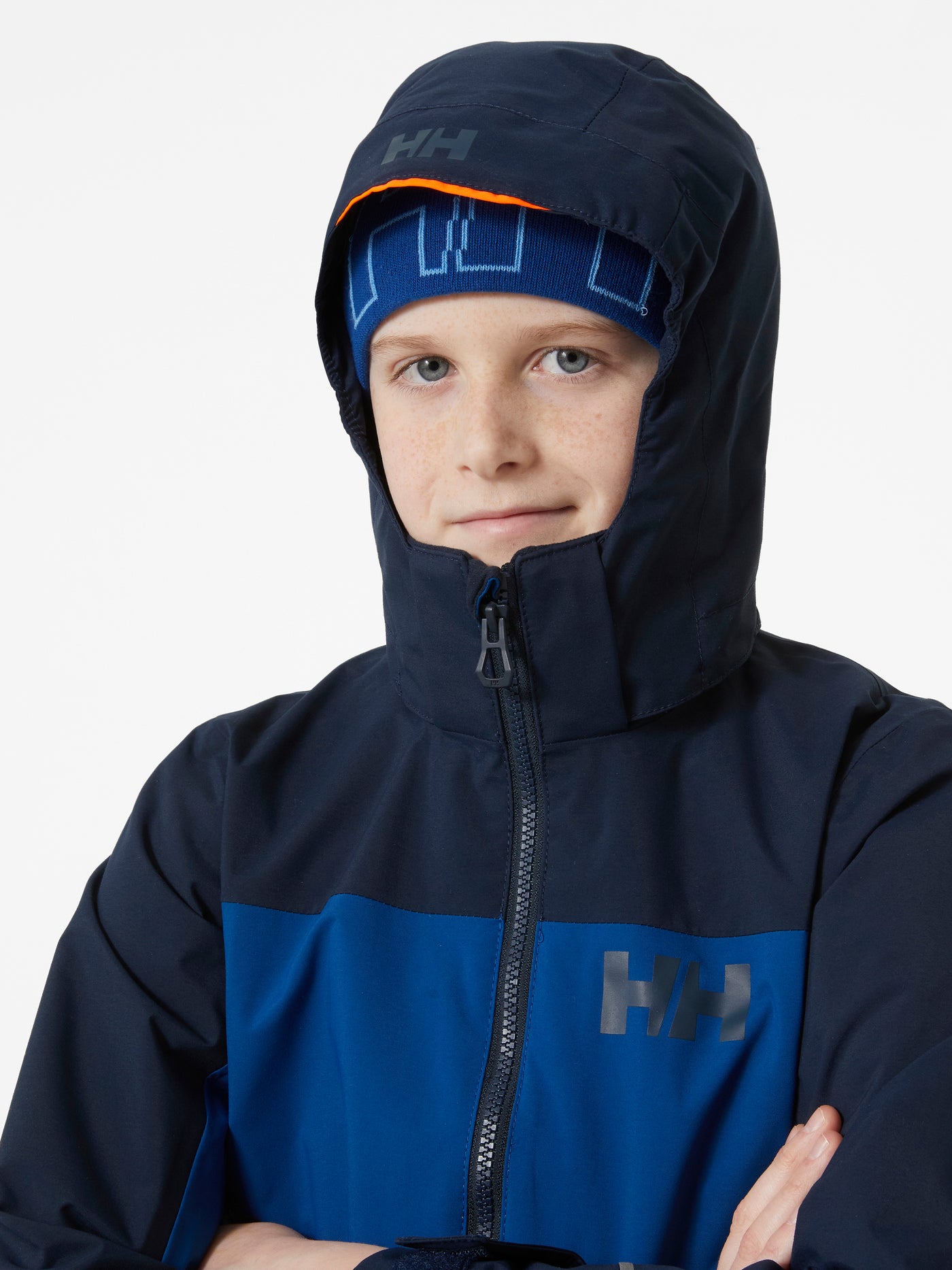 Helly Hansenin nuorten Sogndal takki värissä Deep Fjord pojan päällä huppu päässä