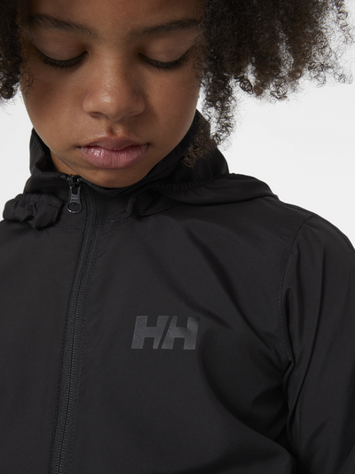 Helly Hansen nuorten Flight Light Jacket mustana lapsen päällä lähikuvassa logo rinnassa