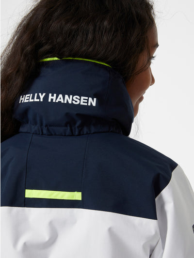 Helly Hansenin valkoinen Junior Salt Port 2.0 purjehdustakki lapsen päällä lähikuvassa takaa kuvattuna takin kaulus