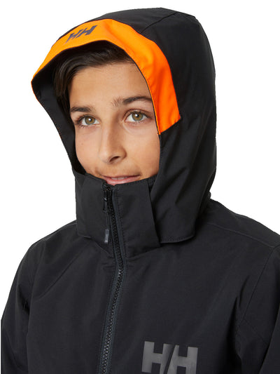 Helly Hansenin Juniors Quest Ski Jacket mustana lähikuvassa lapsen päällä 