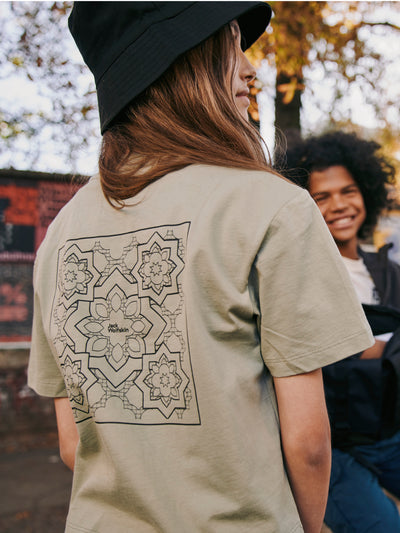 Jack Wolfskinin Teen Mosaic lyhyen mallinen nuorten tyttöjen t-paita Mint leaf -sävyssä tytön päällä takaa kuvattuna
