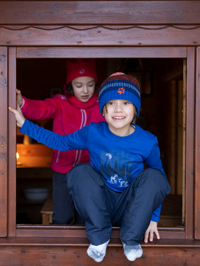 Jack Wolfskinin lasten Vargen Longsleeve pitkähihainen tekninen paita värissä Active Blue pojan päällä ja tyttö kuvassa takana