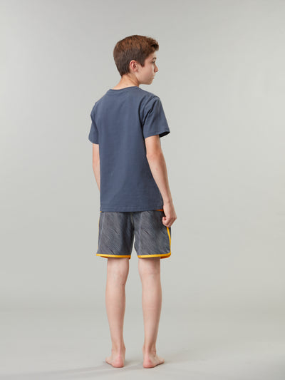 Pojan päällä Picture Organicin nuorten shortsit värissä Wood takaa kuvattuna