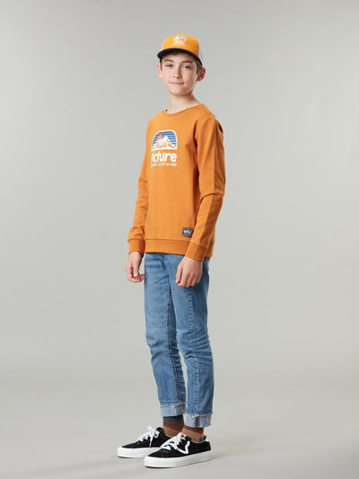 Pojan päällä Picture Organicin lasten ja nuorten Authentic Crew collegepaita värissä Pumpkin sky hieman sivuttain kuvattuna 