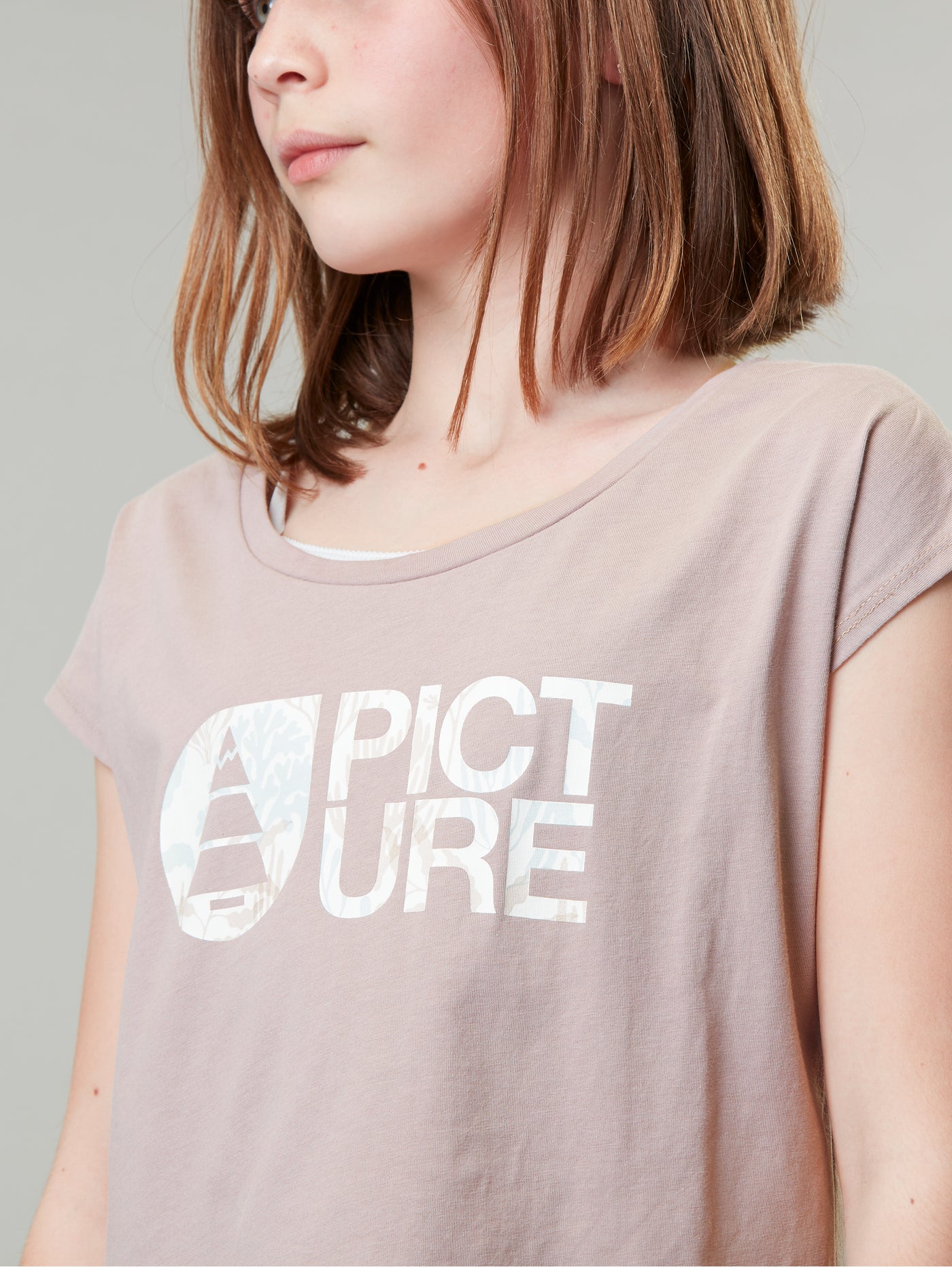 Picture Organicin lasten ja nuorten t-paita värissä Deauville mauve tytön päällä lähikuvassa