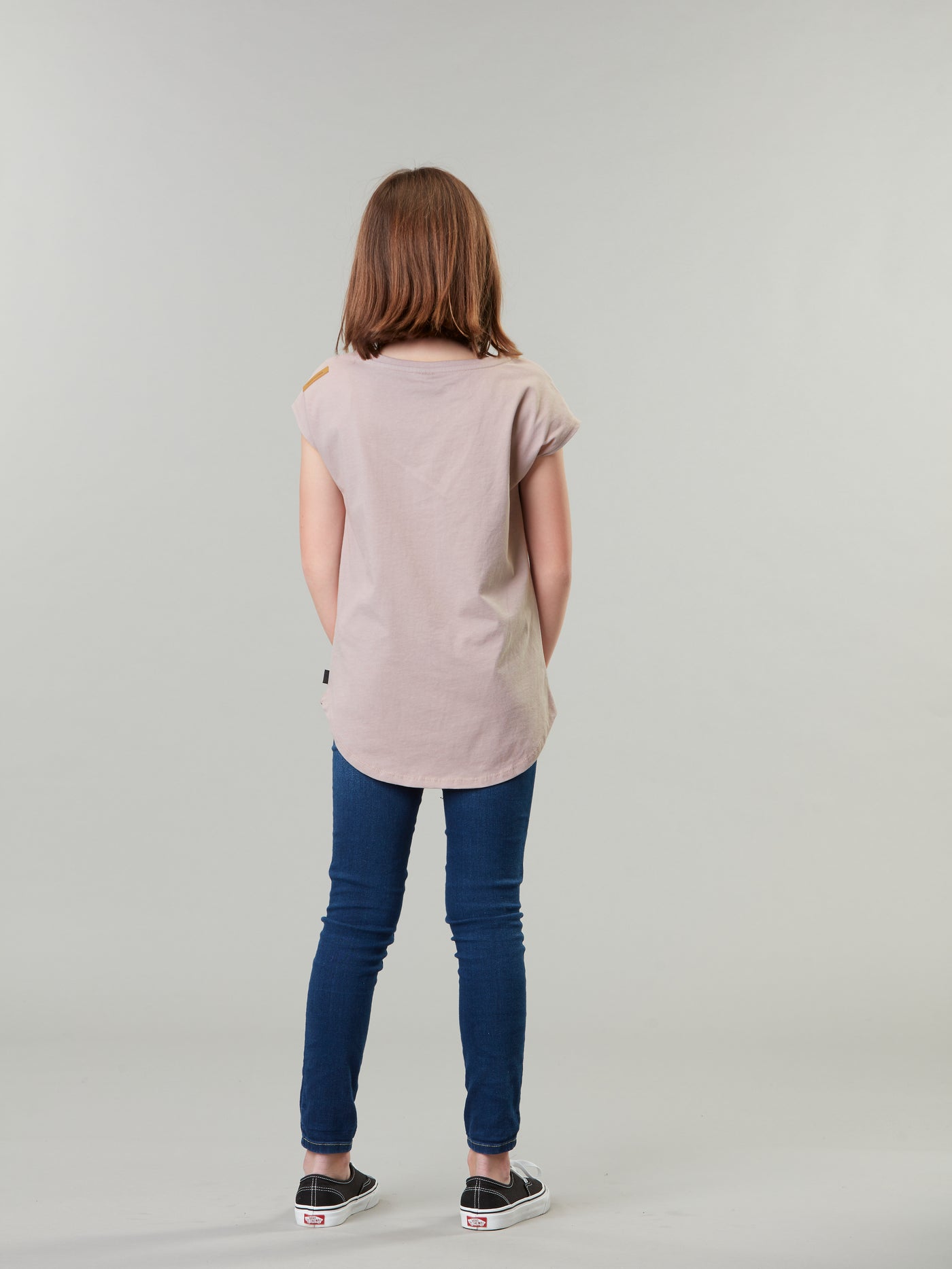 Picture Organicin lasten ja nuorten t-paita värissä Deauville mauve tytön päällä takaa kuvattuna