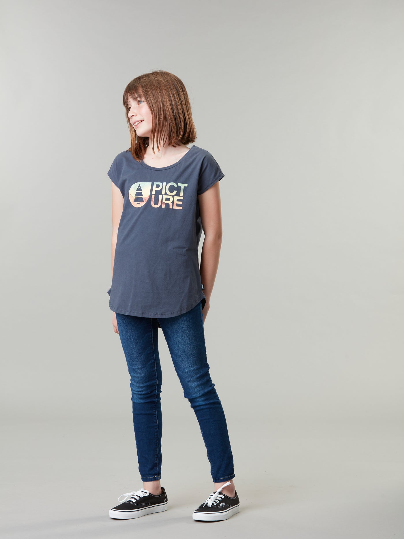 Picture Organicin lasten ja nuorten t-paita värissä India ink tytön päällä hieman sivuttain kuvattuna