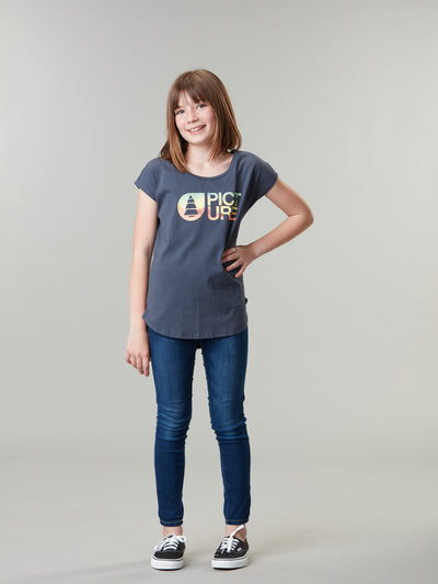Picture Organicin lasten ja nuorten t-paita värissä India ink tytön päällä edestä kuvattuna