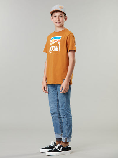 Picture Organicin Nausta lasten ja nuorten t-paita pumpkin sky värissä pojan päällä sivuttain kuvattuna