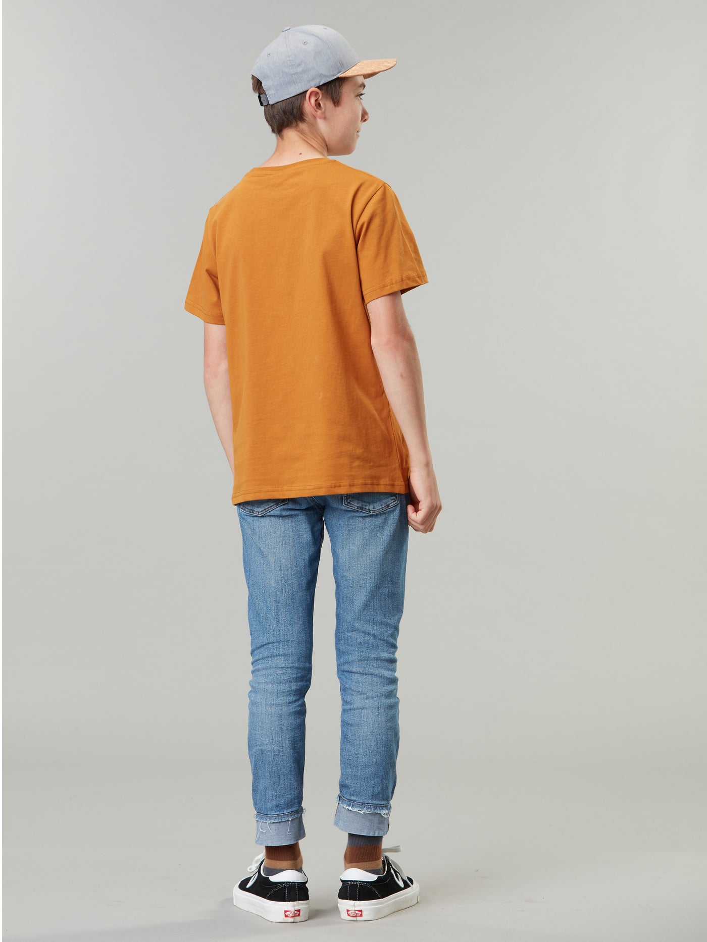 Picture Organicin Nausta lasten ja nuorten t-paita pumpkin sky värissä pojan päällä takaa kuvattuna