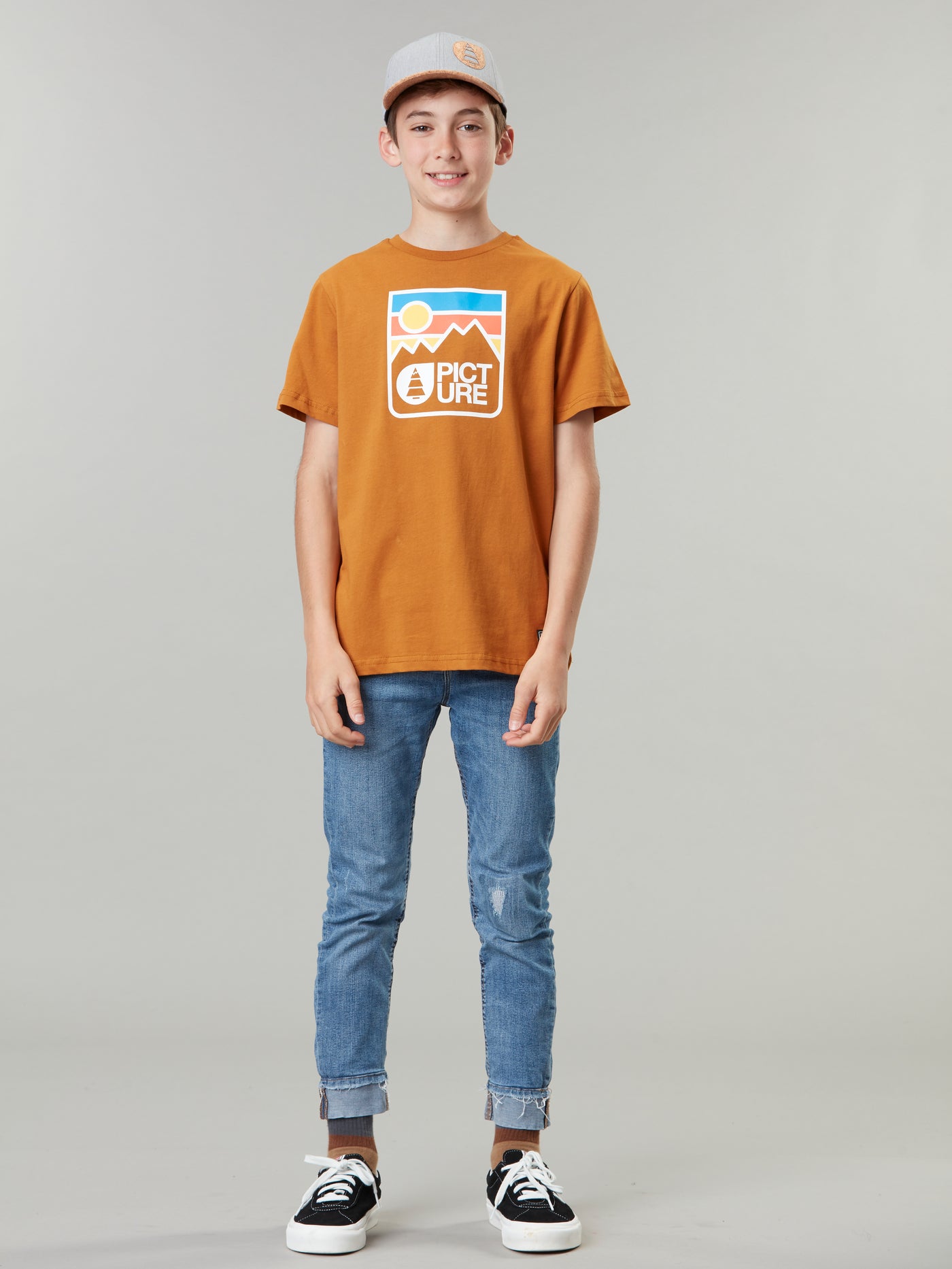 Picture Organicin Nausta lasten ja nuorten t-paita pumpkin sky värissä pojan päällä edestä kuvattuna