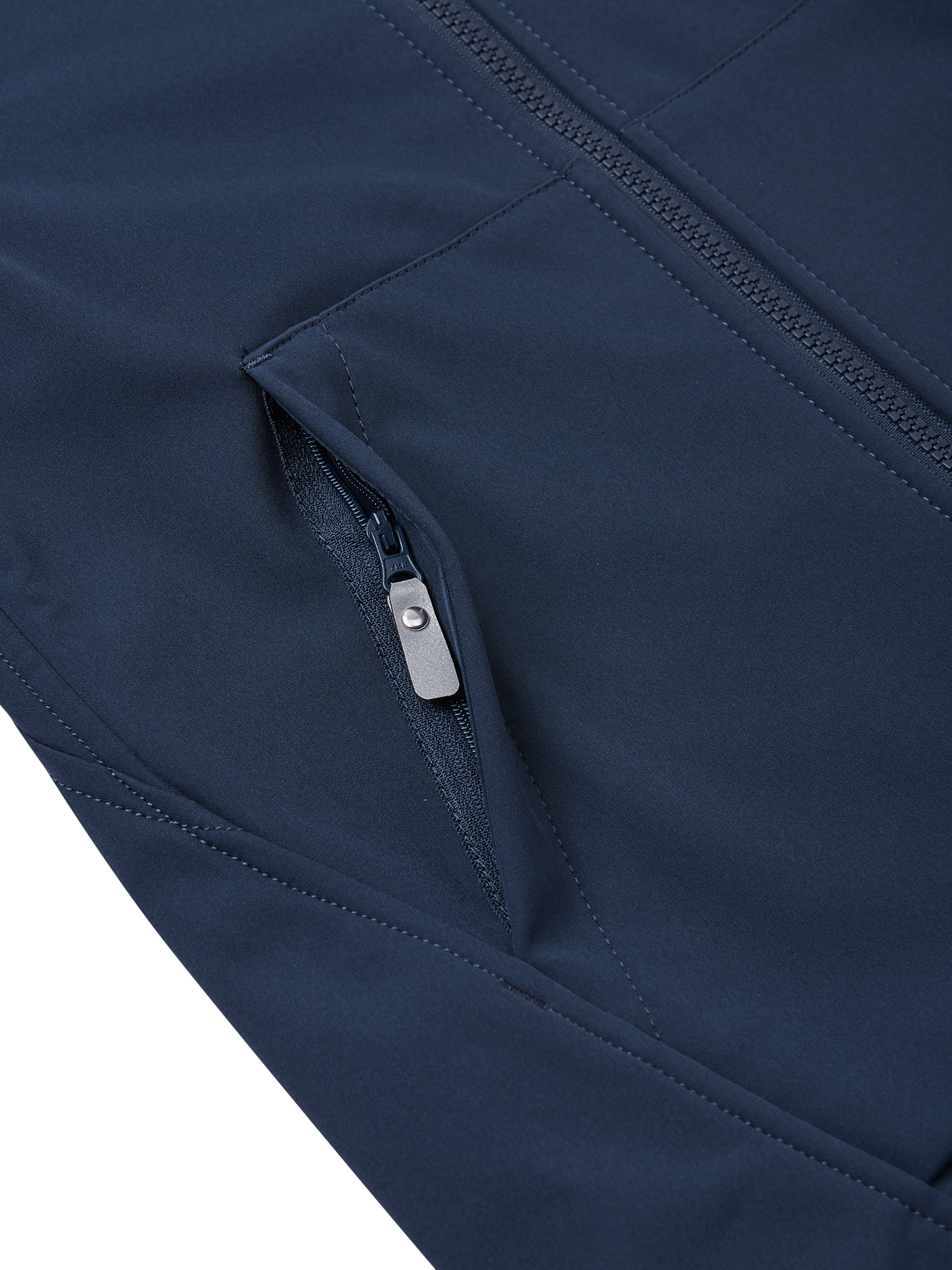 Reima Espoo tummansininen softshell takki lähikuva vetoketjutaskusta