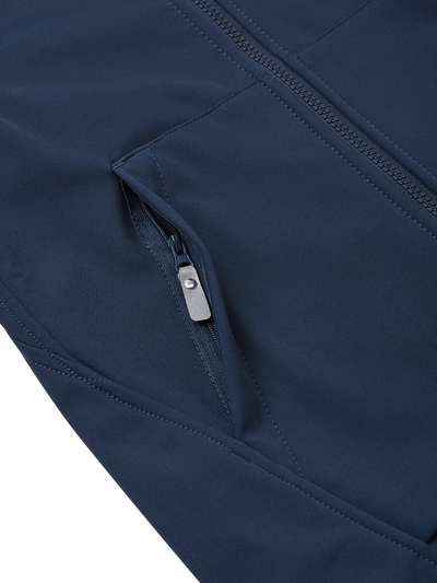 Reima Espoo tummansininen softshell takki lähikuva vetoketjutaskusta
