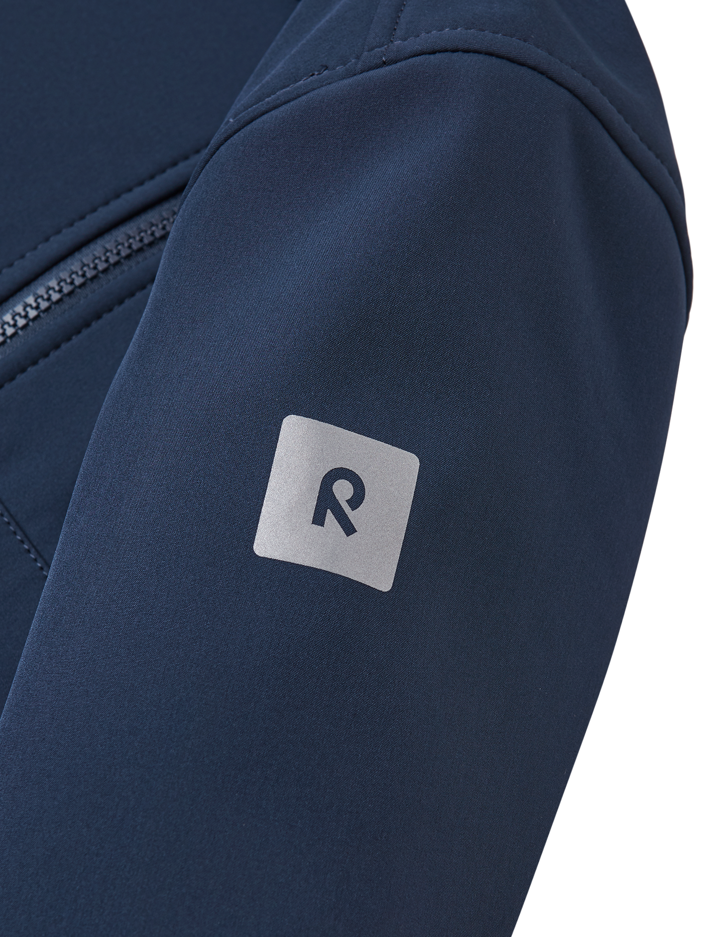 Reima Espoo tummansininen softshell takki lähikuva hihan heijastavasta  R-logosta
