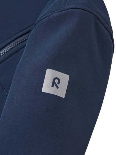 Reima Espoo tummansininen softshell takki lähikuva hihan heijastavasta  R-logosta