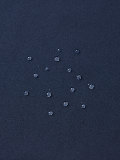 Reima Espoo tummansininen softshell takki kankaan vedenpitävyys kuvattuna pisaroilla