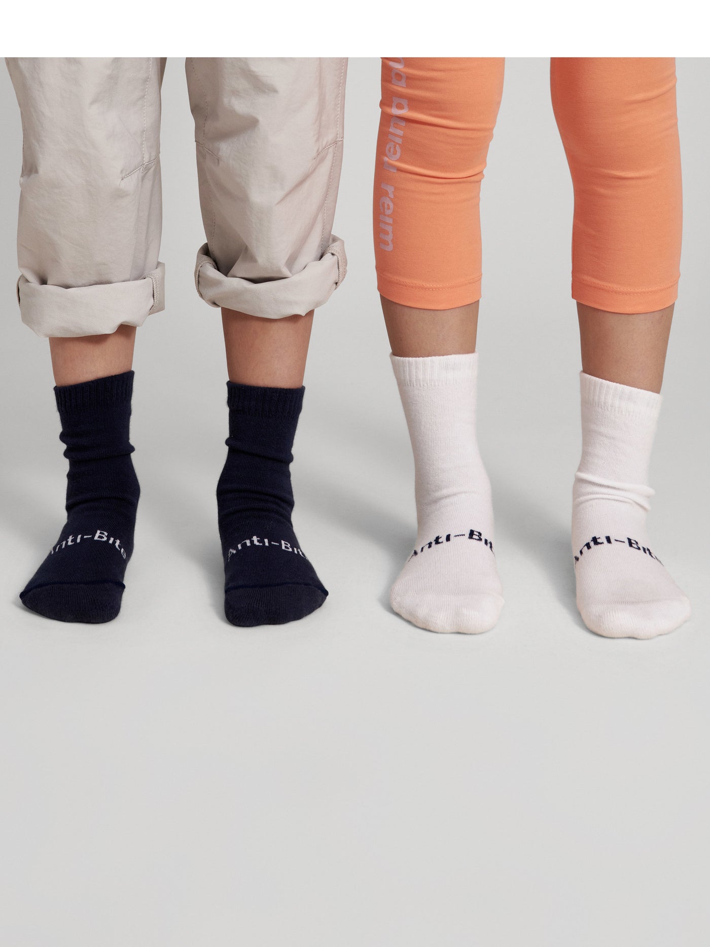 Reima lasten AntiBite sukat värissä Navy ja White mallin päällä