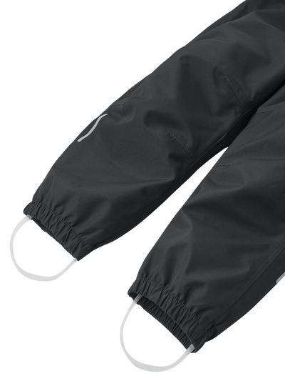Reimatec Kaura mustat välikausihousut kuvattuna housujen lahkeita
