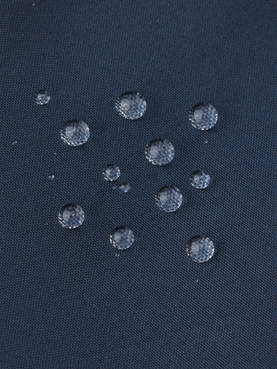 Reimatec Kaura tummansiniset välikausihousut kankaan pintaa kuvattuna