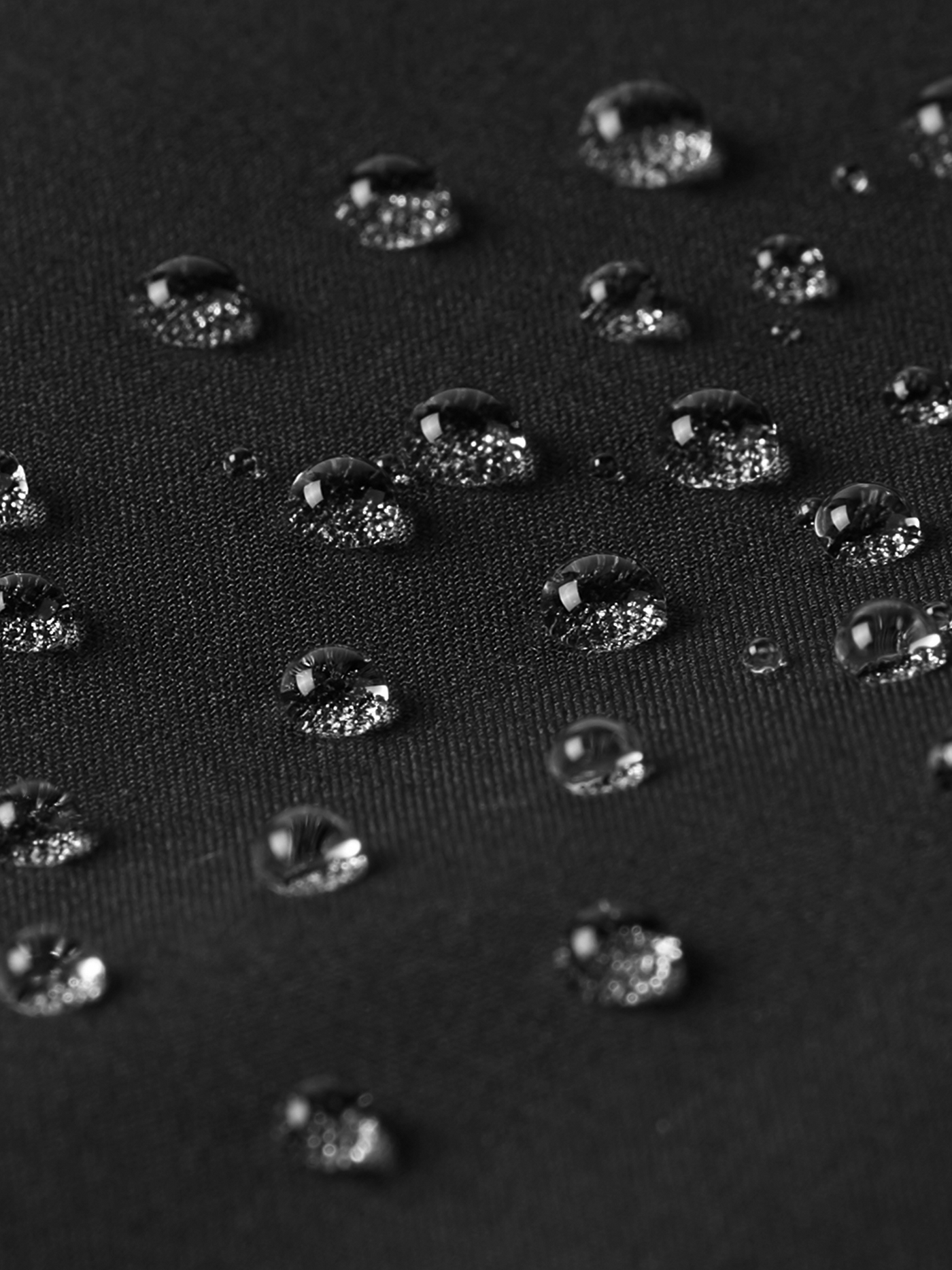 Reima Kuori lasten mustat softshell housut lähikuva vesipisaroista kankaalla