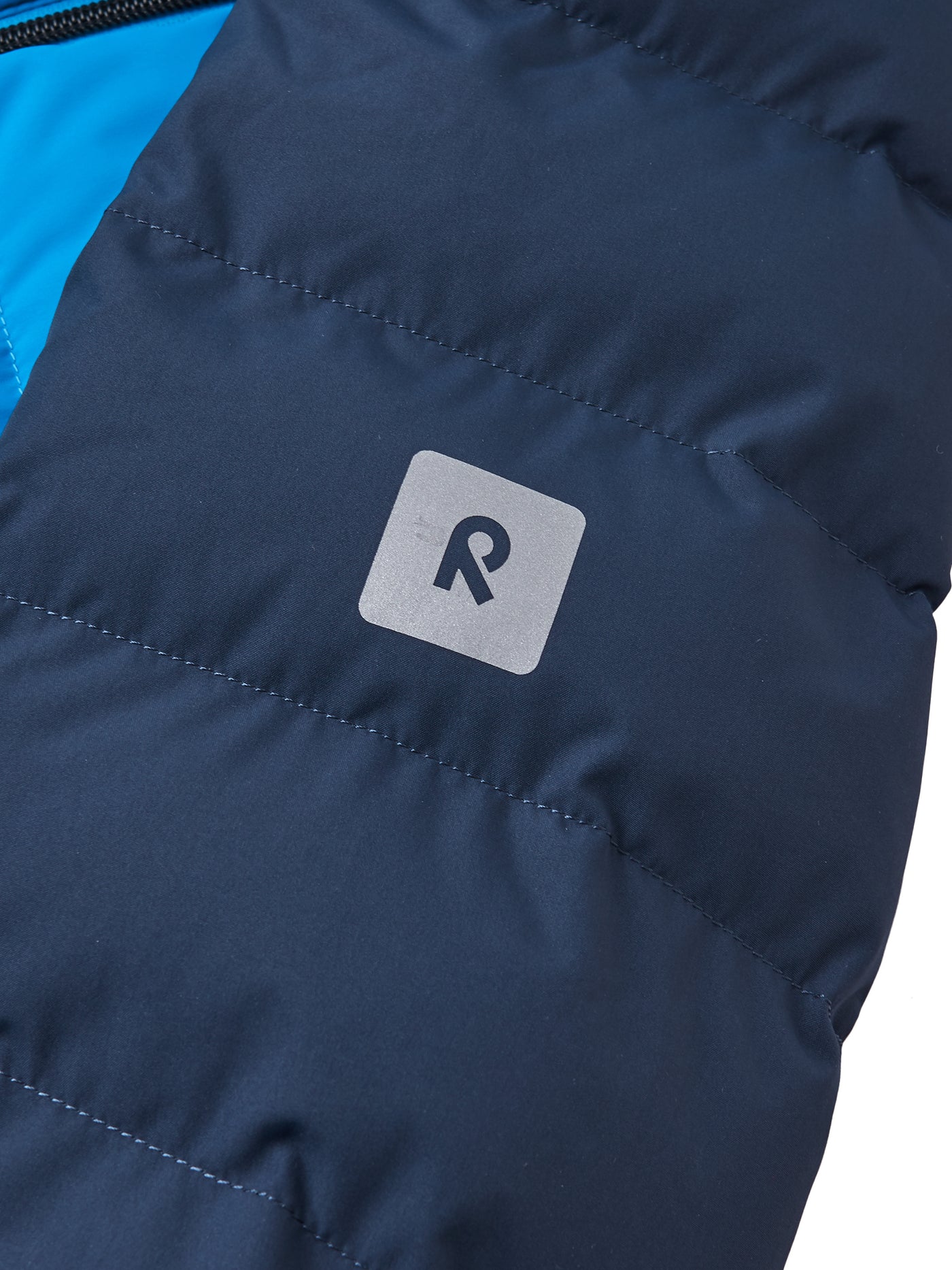 Reima Kuosku sininen laskettelutakki lähikuva hihan R-logosta