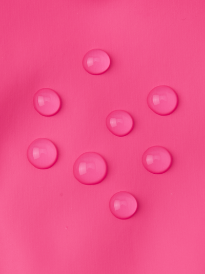 Reima Kura lasten kurahanskat värissä Candy pink vedenpitävyys kuvattu vesipisaroilla kankaan päällä