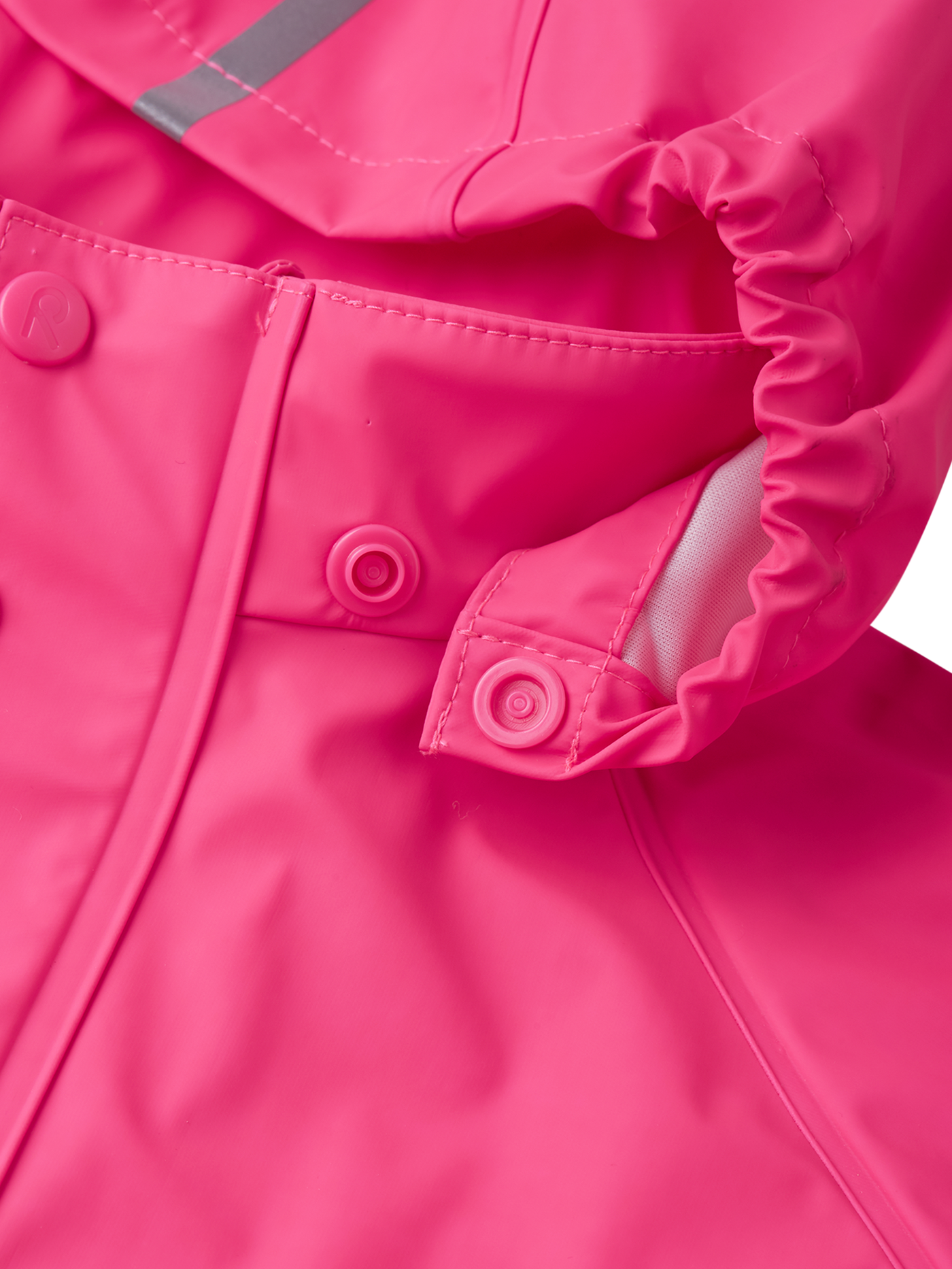 Reima Lampi lasten sadetakki värissä Candy pink lähikuva hupun nepparista