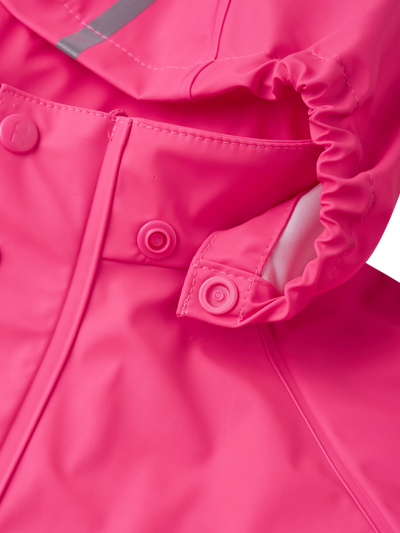 Reima Lampi lasten sadetakki värissä Candy pink lähikuva hupun nepparista