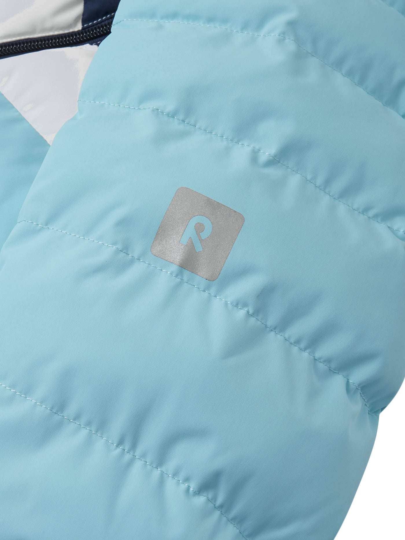 Reima Luppo laskettelutakki lähikuva hihan R-logosta värissä Light Turquoise