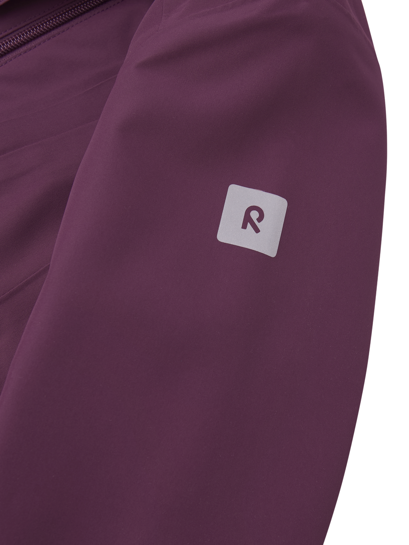 Reima Muutun välikausitakki lähikuva hihan Reima-logosta värissä Deep Purple